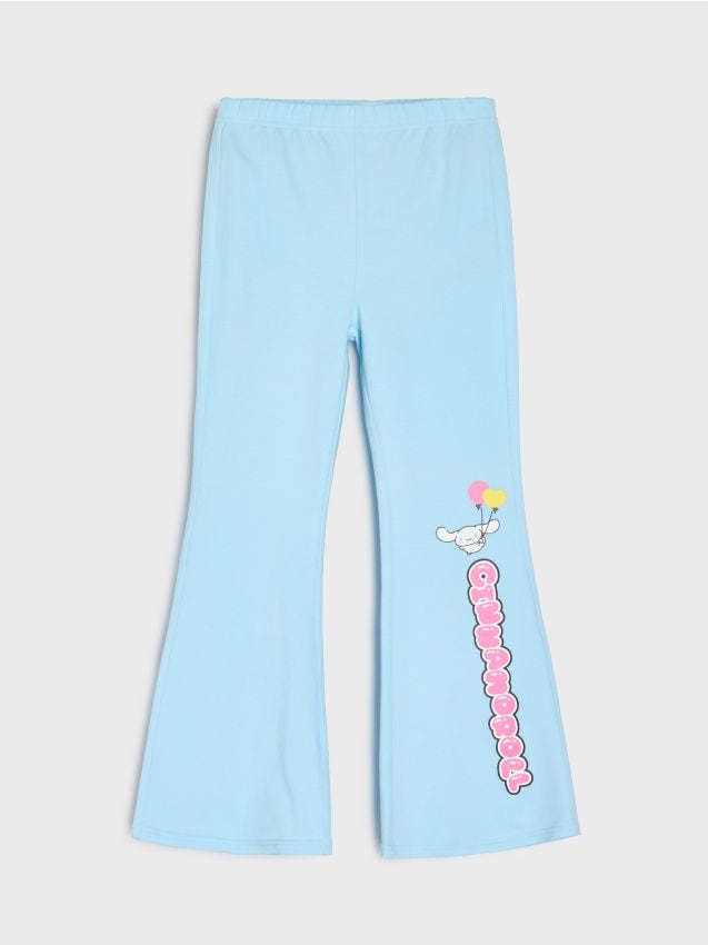 Sinsay - Pantaloni flare din bumbac cu imprimare Cinnamoroll - albastru-pal