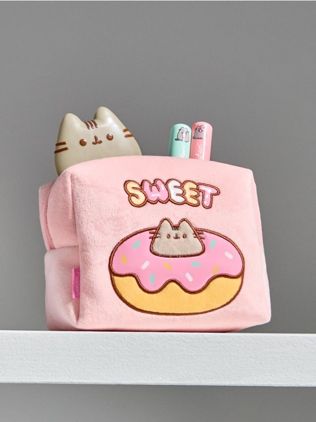 Sinsay - Geantă cosmetică plușată cu broderie decorativă Pusheen the Cat - roz-pastel
