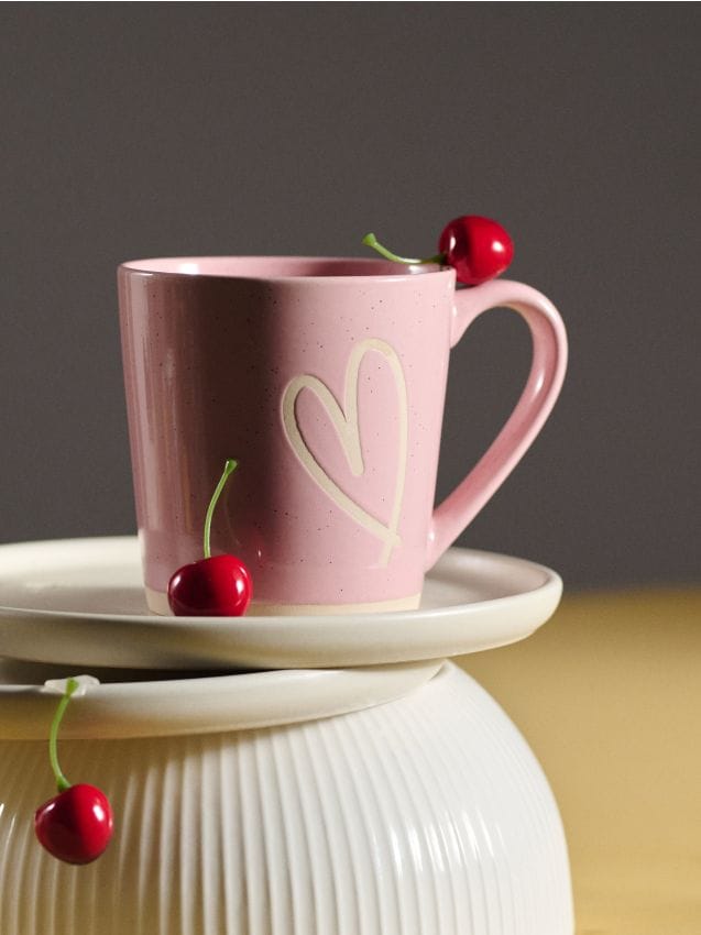 Sinsay - Cană din ceramică cu motiv de inimă - roz-pastel