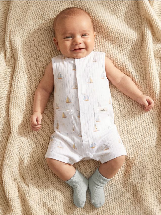 Sinsay - Salopetă pentru bebeluși din bumbac, fără mâneci, cu motiv de veliere - alb