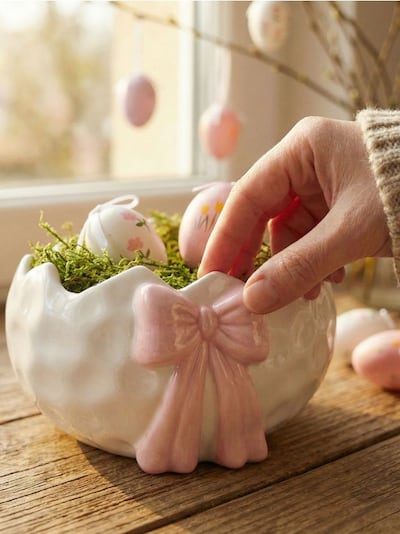 Великденска декорация във форма на яйчена черупка с панделка