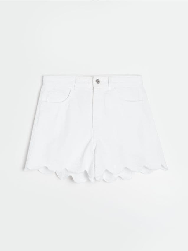 Sinsay - Szorty jeansowe z haftowanymi detalami na nogawce - biały
