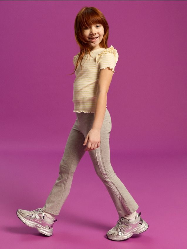 Sinsay - Pantaloni evazați cu dantelă decorativă - gri deschis