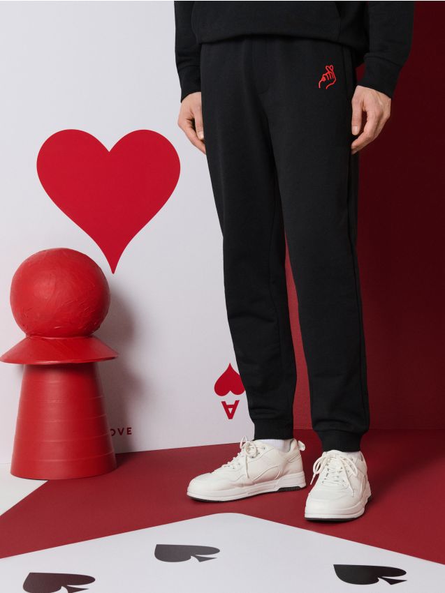 Sinsay - Dresowe spodnie na walentynki - czarny