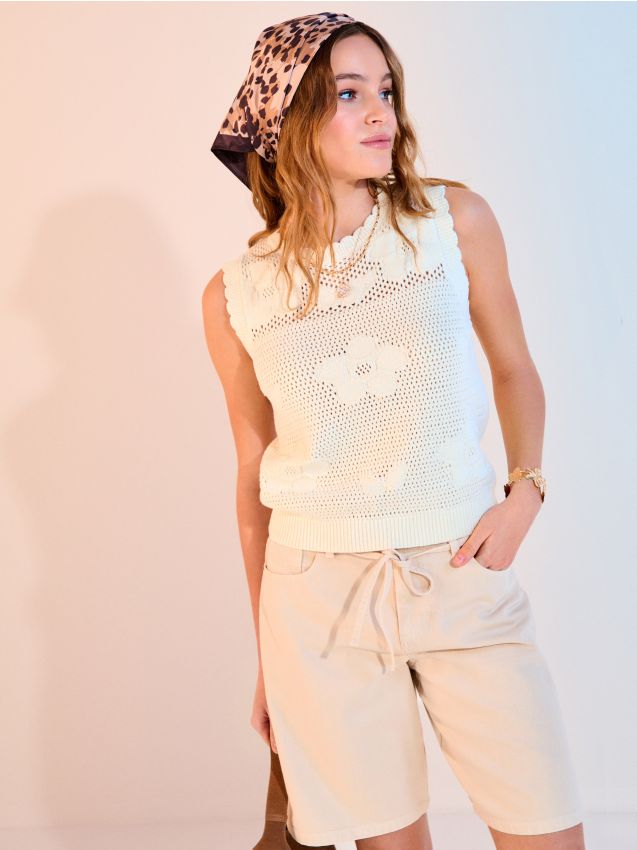 Sinsay - Jeansowe bermudy mid waist z materiałowym paskiem - beżowy