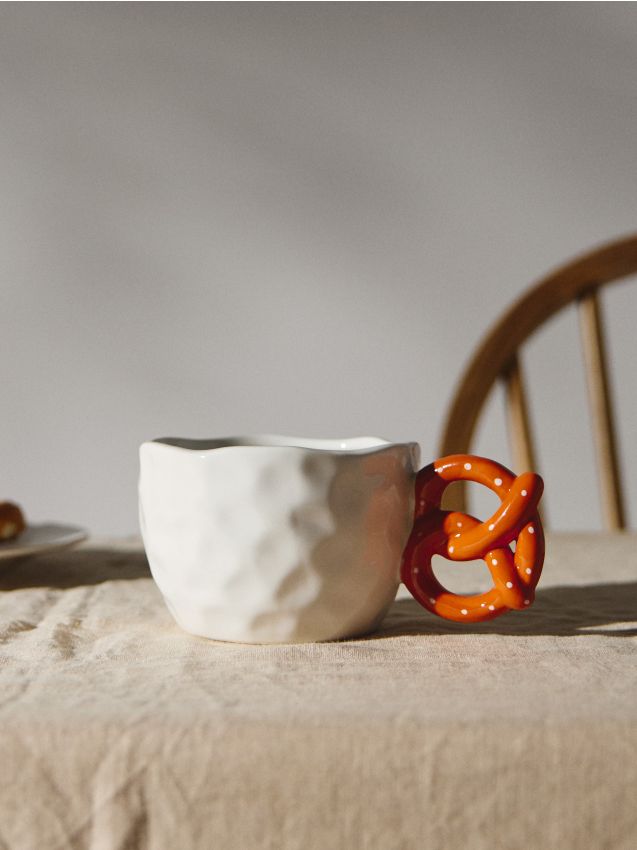 Sinsay - Cană ceramică cu mâner în formă de covrig - multicolor