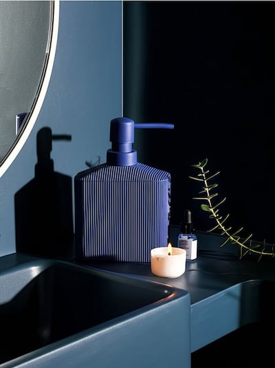 Szappanadagoló bordázott falakkal