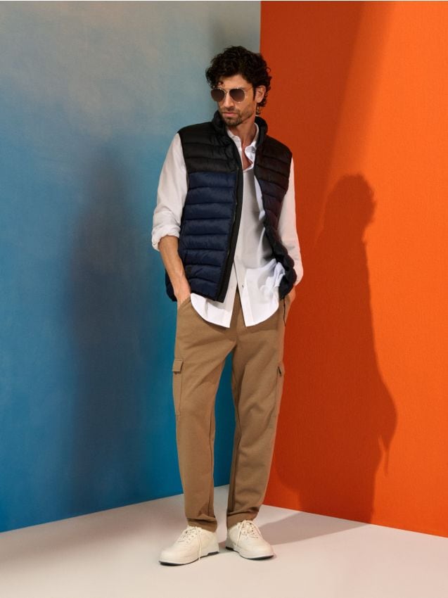 Sinsay - Spodnie dresowe cargo slim - beżowy