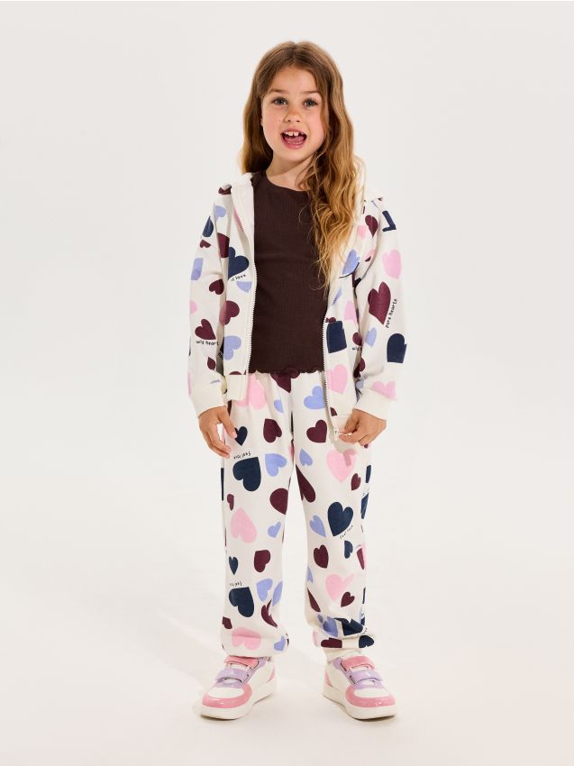 Sinsay - Pantaloni sport jogger cu model de inimioare fleece - crem