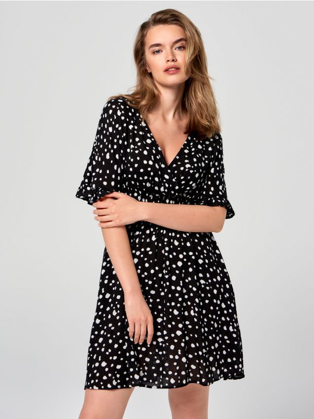 Sinsay - Sukienka mini w kropki z kopertowym dekoltem - czarny