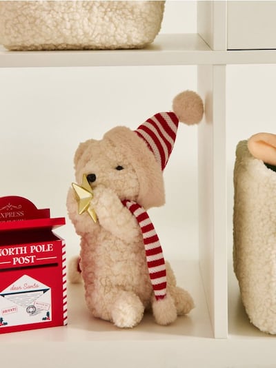 Kalėdinė dekoracija – meškutis su Kalėdų senelio kepure