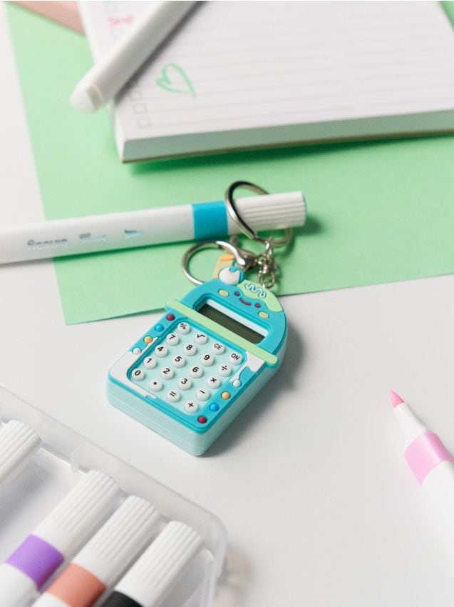 Sinsay - Mini calculator sub formă de breloc - gri deschis