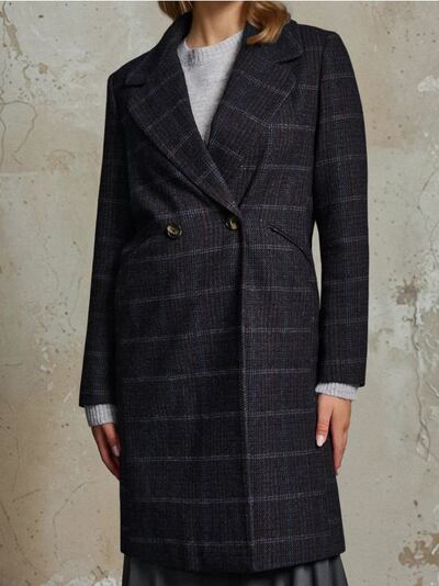 Langer, karierter Mantel