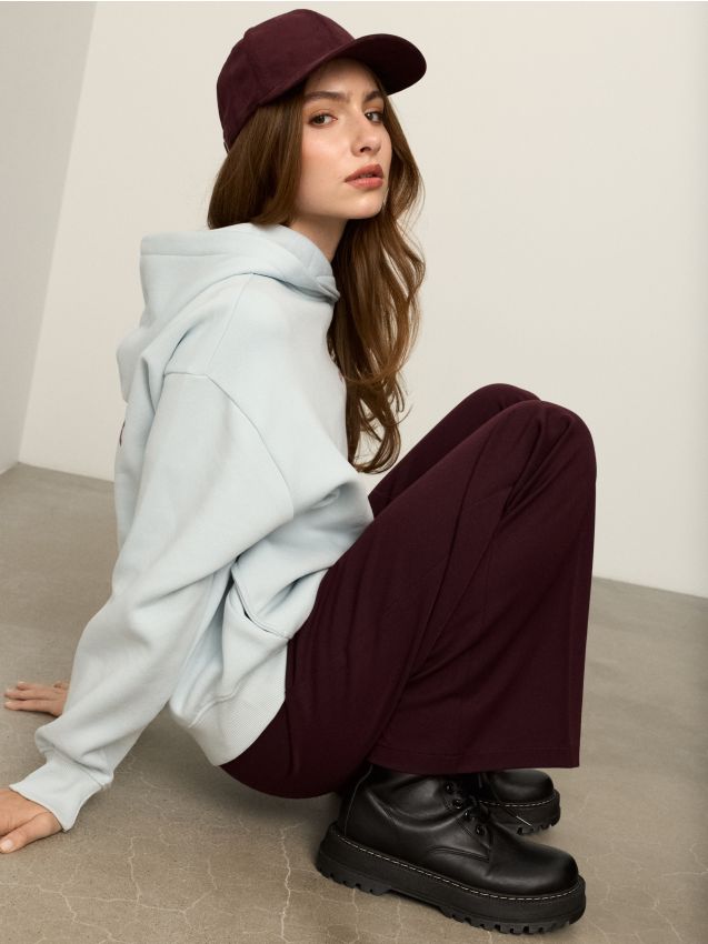 Sinsay - Pantaloni straight leg cu curea și amestec de vâscoză - bordo