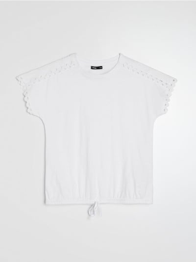 Puuvillane T-särk ажuursete detailidega