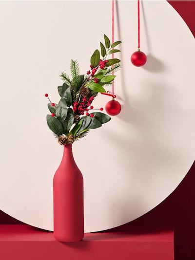 Božična dekorativna vejica s storži in rdečimi plodovi