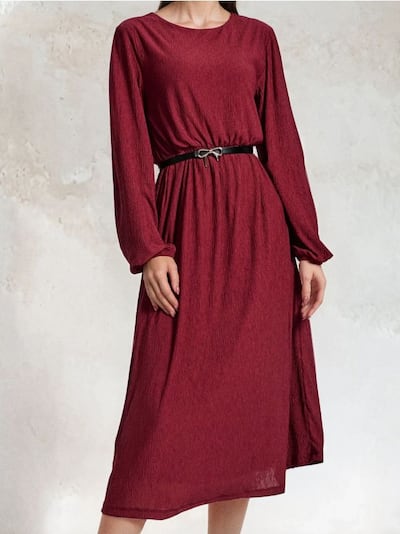 Obleka z okrasnim pasom