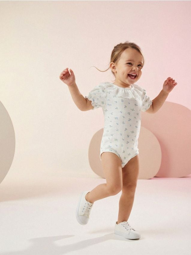 Sinsay - Body din tricot moale cu textură în dungi și guler - alb