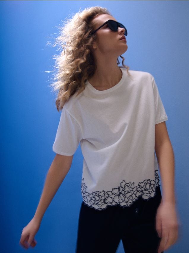 Sinsay - Bawełniana koszulka z haftowanym wzorem - kremowy