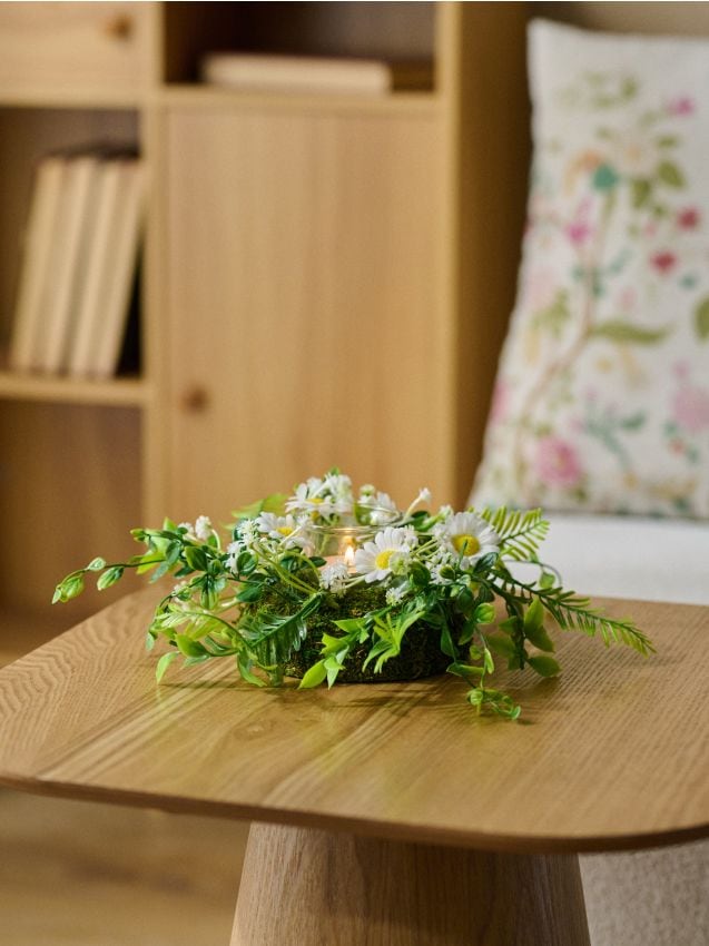 Suport pentru lumânare de Paște cu flori artificiale