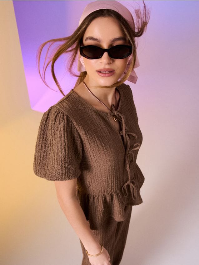 Sinsay - Bluză din material texturat cu legătură decorativă - maro