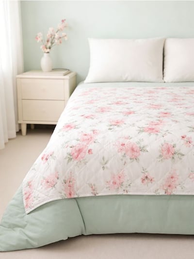 Pregrinjalo za posteljo s cvetličnim vzorcem