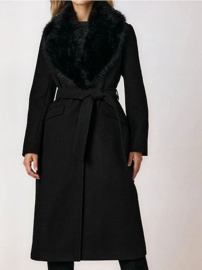 Pikk mantel karvase kraega