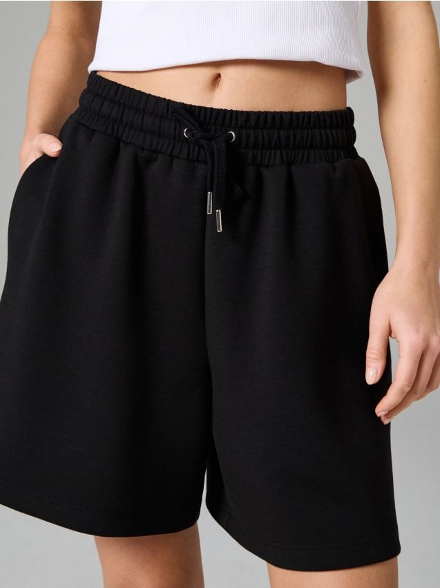 Sinsay - Szorty dresowe z kieszeniami soft touch - czarny