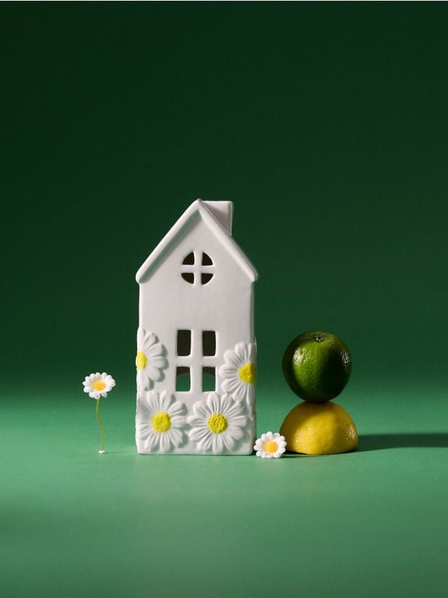 Sinsay - Suport de lumânare în formă de casă cu motiv de margarete - alb