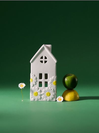 Svícen ve tvaru domečku s motivem sedmikrásek