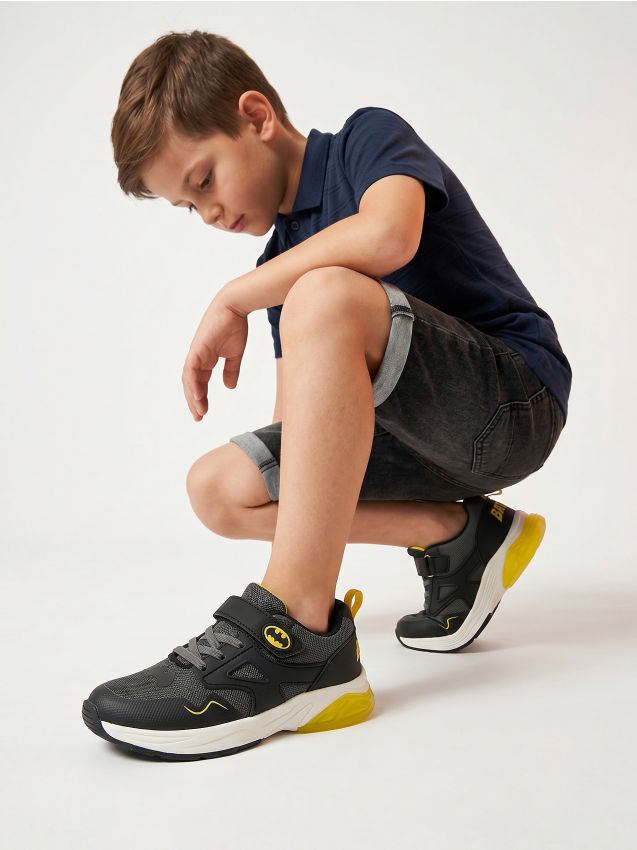 Sinsay - Pantofi sport cu leduri la talpă Batman - multicolor