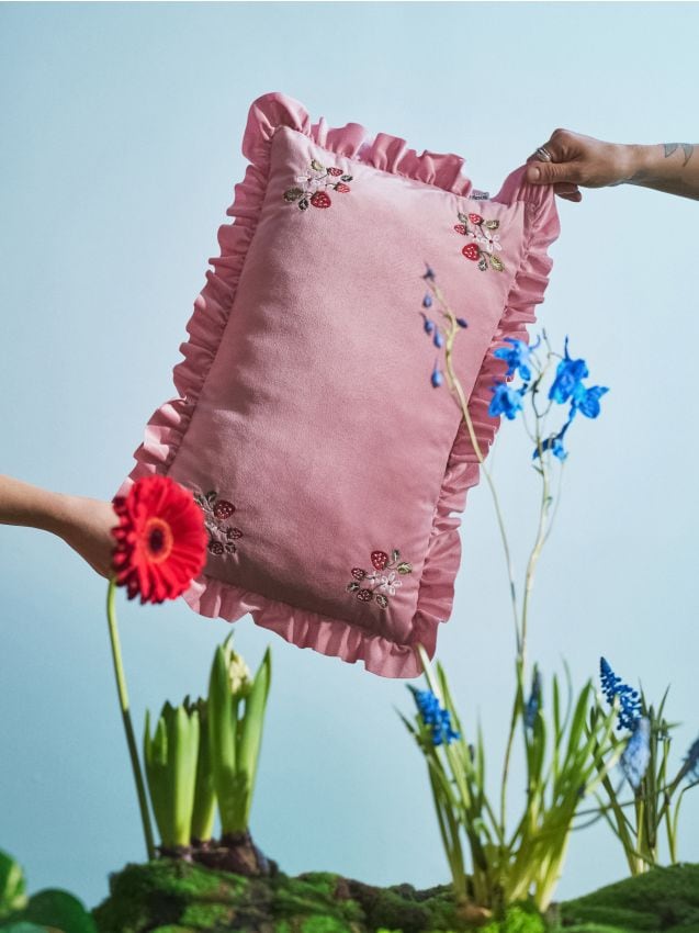 Sinsay - Pernă cu broderie florală și volane - roz-pastel