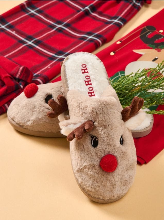 Sinsay - Plyšové vianočné papuče v tvare sobov - béžová