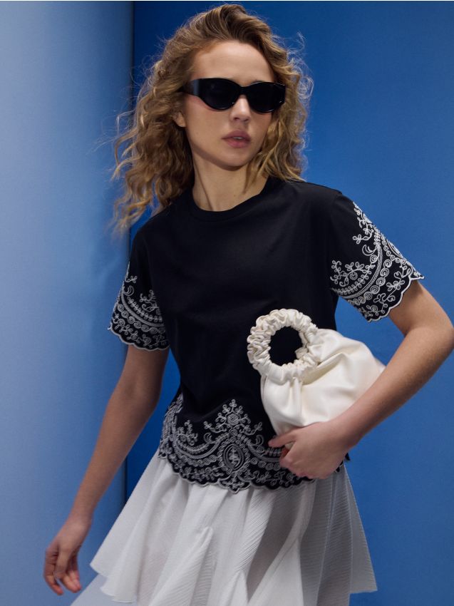 Sinsay - Bawełniana koszulka z haftowanym wzorem - czarny