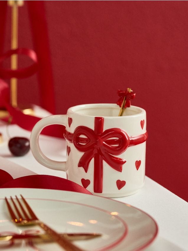 Sinsay - Hrnček s motívom darčeka - biela