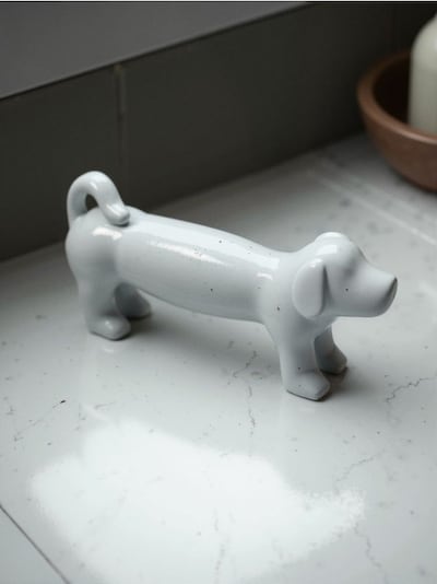 Dekoracja stojąca w kształcie jamnika