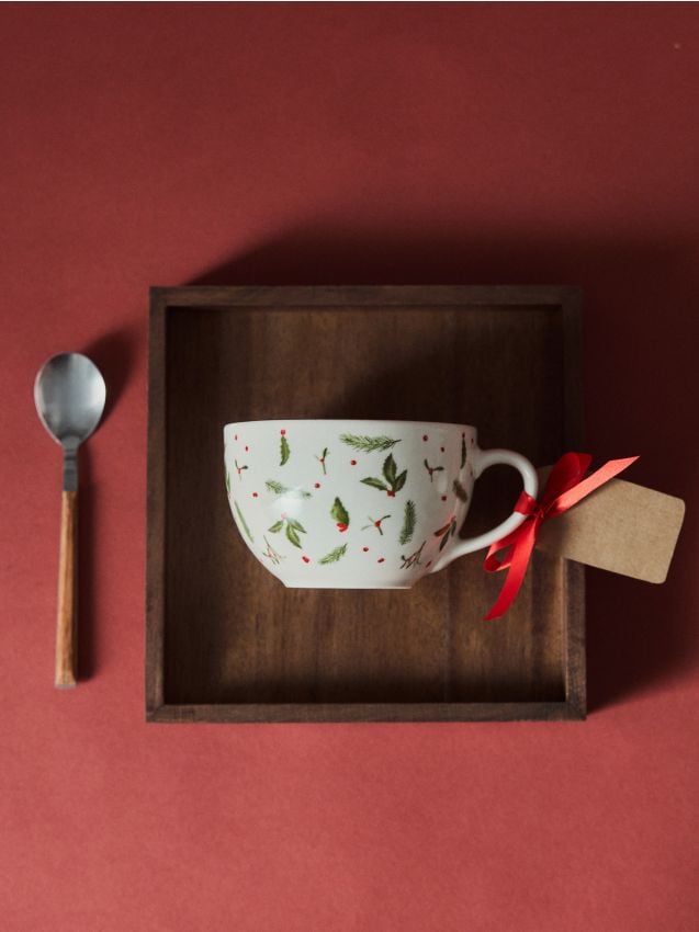 Sinsay - Cană ceramică de Crăciun cu motiv de crenguțe de iarnă - alb