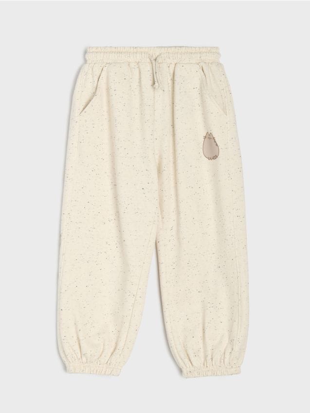 Sinsay - Pantaloni de trening jogger cu model pestriț și imprimeu Pusheen the Cat - nude