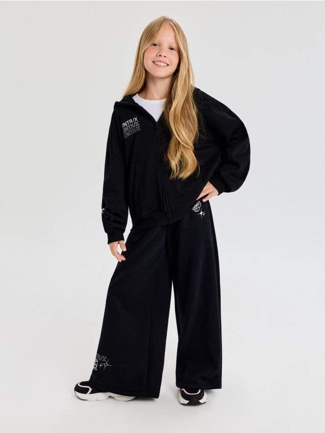 Sinsay - Pantaloni de trening wide leg cu imprimeu K-Pop Demon Hunters - negru