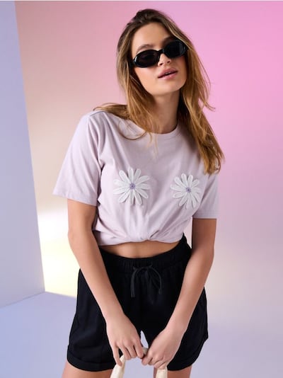 Puuvillane T-särk tikitud lilledega