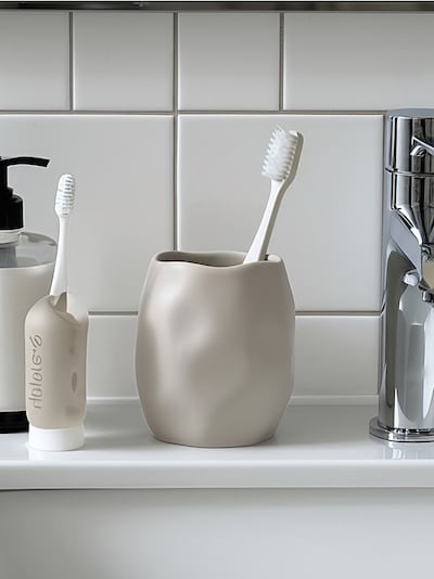 Držák na zubní kartáčky