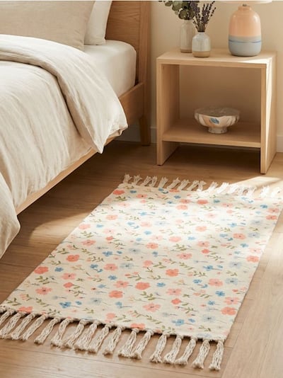 Килим з квітковим мотивом і китицями