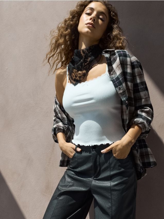 Sinsay - Pantaloni straight din piele ecologică șifonată - negru