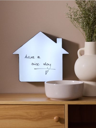 Osvijetljena ploča za pisanje u obliku kuće