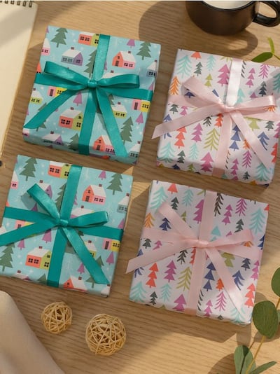 Božične darilne škatle z motivom božičnih dreves in hišk, komplet 4 kosi