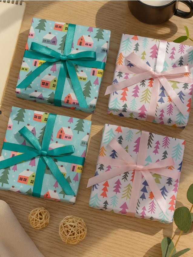 Sinsay - Cutii cadou de Crăciun cu motiv de brăduți și căsuțe, set 4 bucăți - multicolor