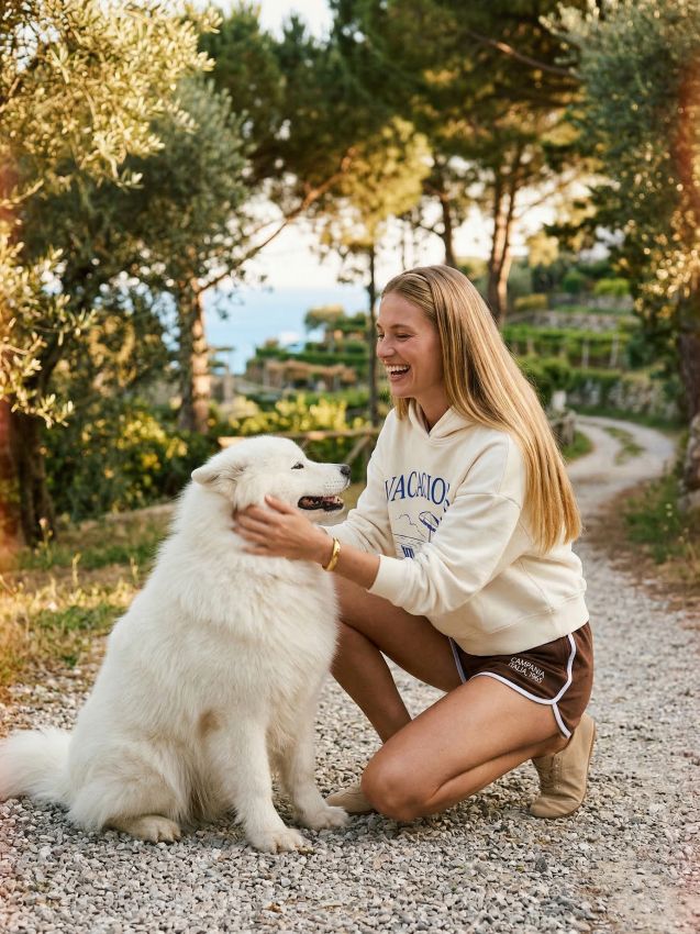 Sinsay - Șorturi din material sport cu paspoal contrastant și inscripție Campania Italia, 1965 - maro