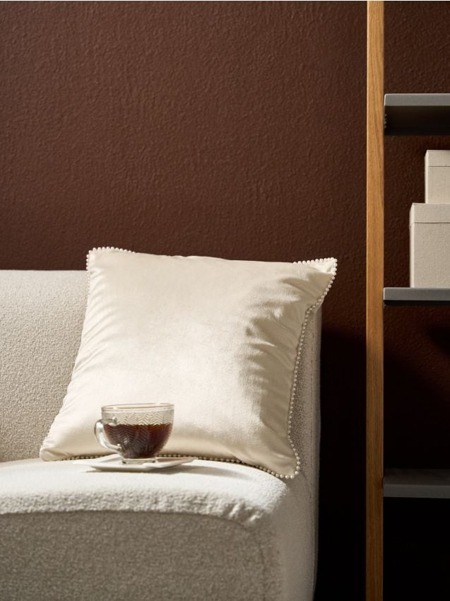 Sinsay - Față de pernă cu finisaj satinat și bordură cu perle - crem