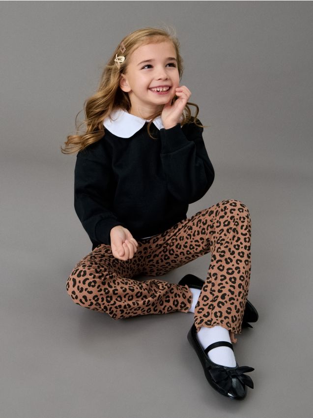 Sinsay - Spodnie flare ze wzorem w panterkę - wielobarwny