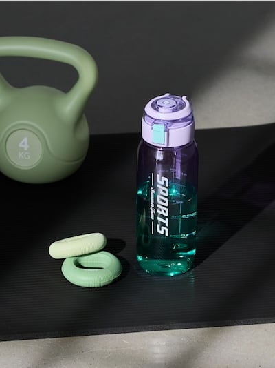 Láhev s motivačním měřítkem